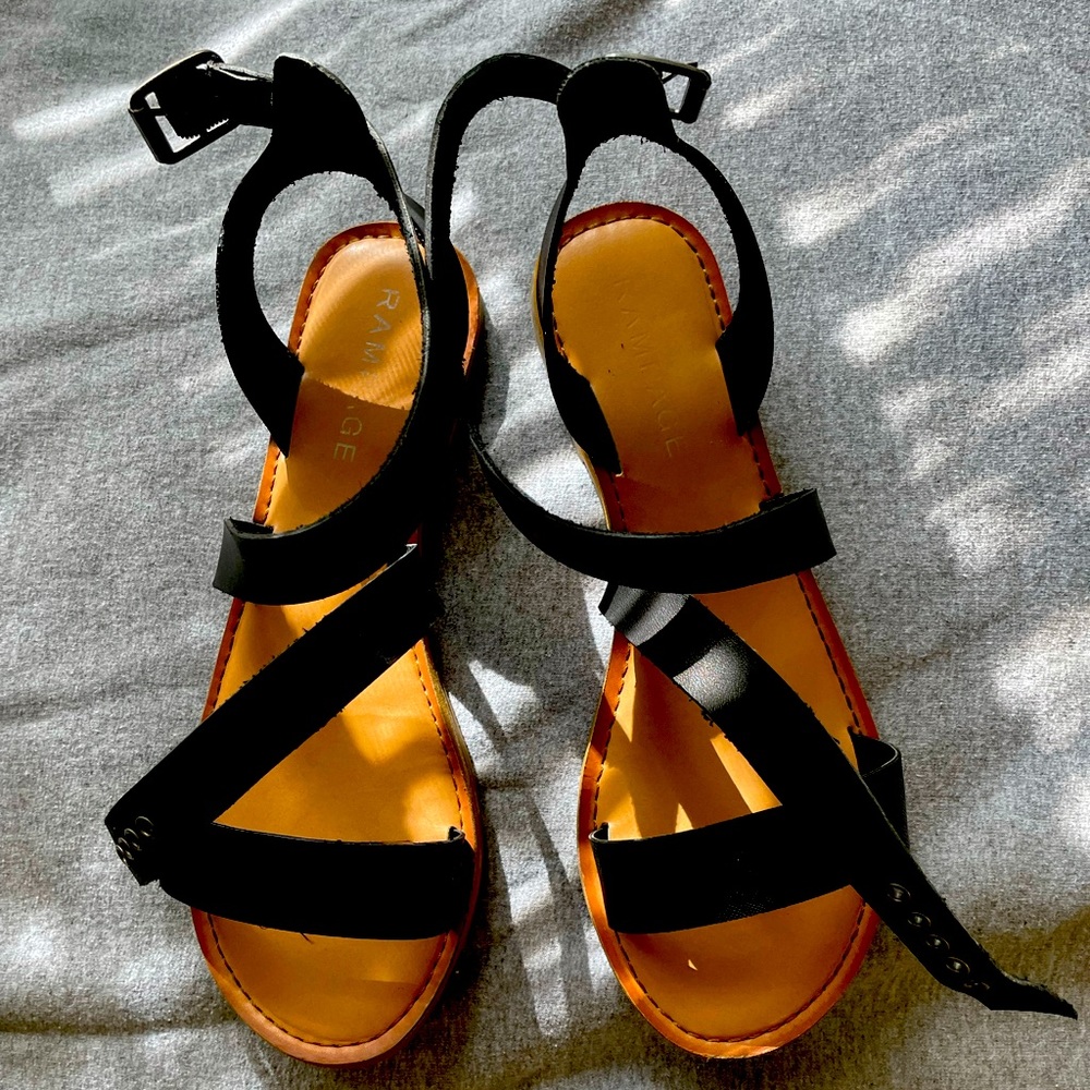 ⚫️ Black Strappy Sandals ⚫️